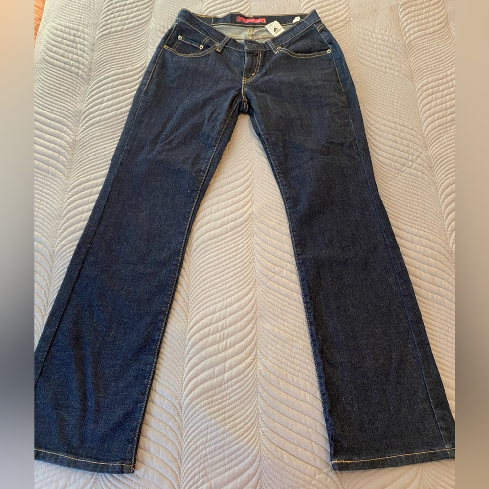 Levi’s Curvy Cut low rise, dark wash straight leg jeans. Size 11M. NWOT.